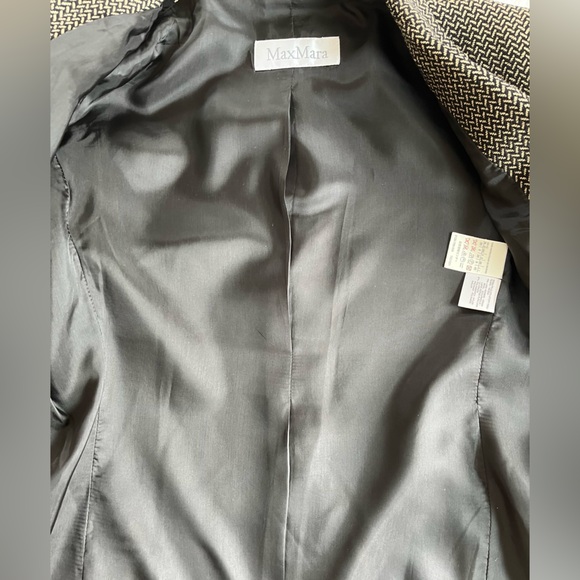 Max Mara black blazer, size 6, great condition, 73% virgin wool, 27% nylon. - Picture 3 of 8